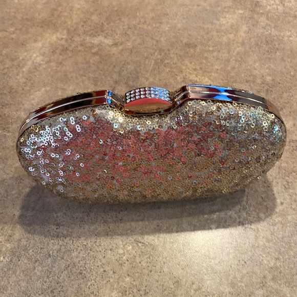 Womens gold clutch purse you can have the chain strap or tuck inside - Picture 8 of 10